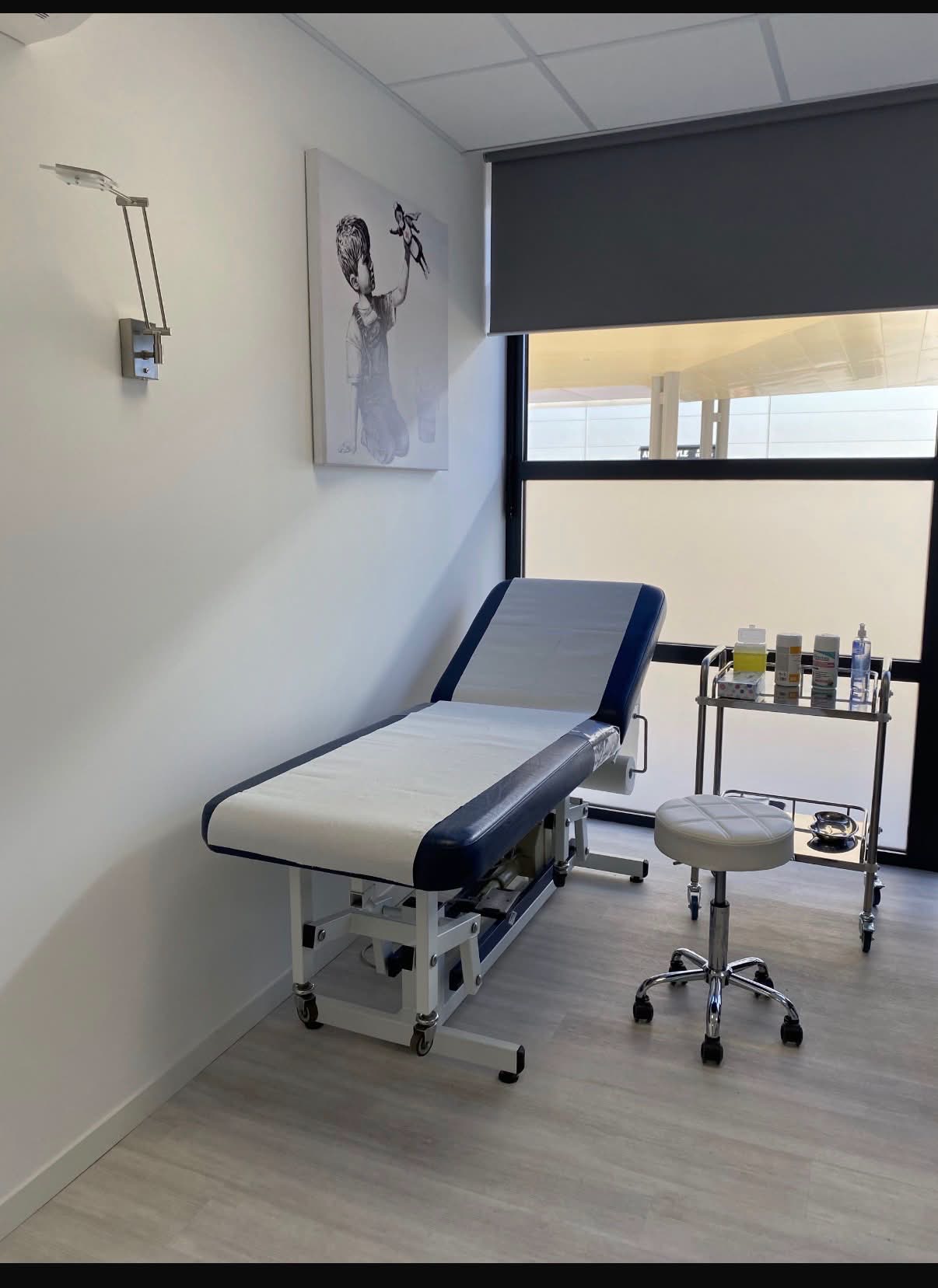 Soignant échangeant avec une patiente lors d'un contrôle de tension à domicile